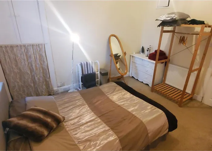 Flat In Glasgow Close To All Local Amenities